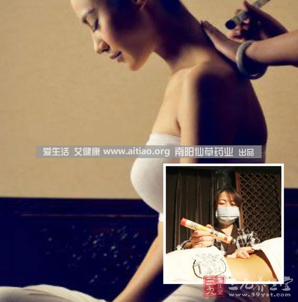 足三里穴是位于外膝的下3寸、脛骨外側(cè)一橫指左右的位置，艾灸10-15分鐘即可，需堅持一段時間，很快可以看到祛濕的效果。